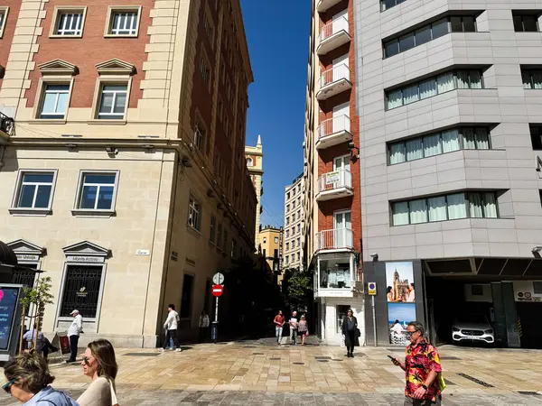 Malaga, İspanya - 02 Mayıs 2025: Malaga, İspanya 'da Sancha De Lara' da binalar ve yayaların bulunduğu açık şehir