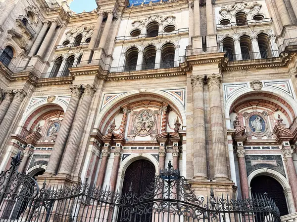 Malaga, İspanya - 02 Mayıs 2025: Süslü sütunları ve sanat eserleriyle İspanya 'nın Malaga şehrinde büyük bir katedral cephesi