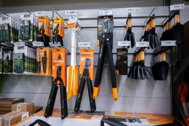 Ivano-Frankivsk, Ukrayna - 29 Nisan 2025: Fiskars 'ın çeşitli bahçe aletleri mağaza raflarında düzenlendi ve sergilendi