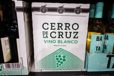 Ivano-Frankivsk, Ukrayna - 29 Nisan 2025: Cerro Cruz şişe beyaz şarap içeren bir ürün ambalaj kutusu, bir pazar rafında sergilendi
