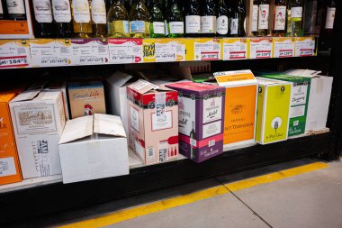 Ivano-Frankivsk, Ukrayna - 29 Nisan 2025: İçecekler ve şişeler görünür etiketler ve fiyat etiketleriyle raflarda