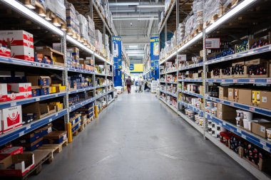 Ivano-Frankivsk, Ukrayna - 29 Nisan 2025: Geniş bir depo ortamında çeşitli ürünlerle birlikte organize raflar