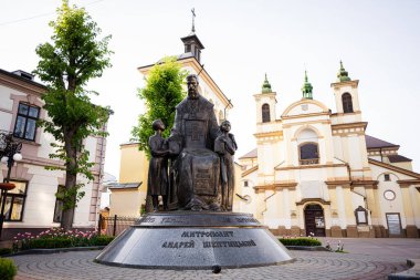 Ivano-Frankivsk, Ukrayna - 29 Nisan 2025: Tarihi bronz heykel Andrey Sheptytsky