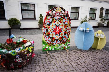 Ivano-Frankivsk, Ukrayna - 29 Nisan 2025: Karmaşık desenli ve yaratıcı el yapımı tasarımlı renkli Paskalya dekorasyonu