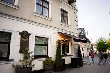 Ivano-Frankivsk, Ukrayna - 29 Nisan 2025: Yayalık bir sokakta sıcak ışıklandırma ve kentsel çevreye sahip konforlu sokak kafesi.