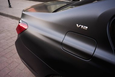 Ivano-Frankivsk, Ukrayna - 29 Nisan 2025: Lüks BMW M7 G70 araç dış tasviri metalik bitiş, kalın V12 logo ve zarif tasarım.