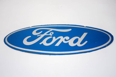 Kyiv, Ukrayna - 02 Mayıs 2025: Mavi oval tasarımlı beyaz bir Ford logosunun yakından görüntüsü.