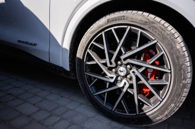 Kyiv, Ukrayna - 02 Mayıs 2025: Otomobil Ford Mustang Mach-E GT tekerleği Gün ışığında performans lastiği ile karışık alaşımlı jant tasarımı