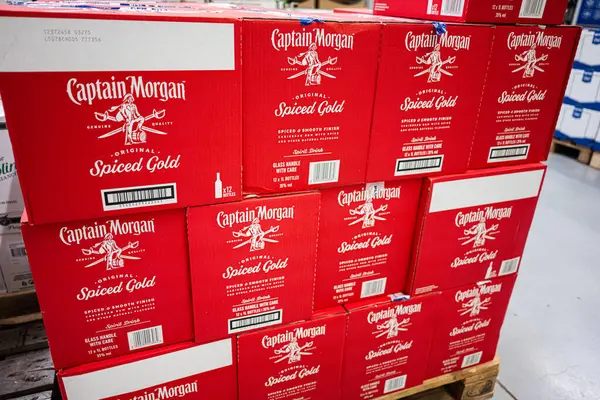 Ivano-Frankivsk, Ukrayna - 29 Nisan 2025: Yüzbaşı Morgan 'ın kutuları düzgünce bir depoda bir palete yerleştirilmiş baharatlı altın