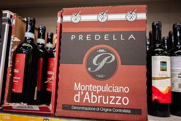 Ivano-Frankivsk, Ukrayna - 29 Nisan 2025: Predella Montepulciano d 'Abruzzo şarap paketinin yanı sıra sergilenen diğer şarap şişeleri