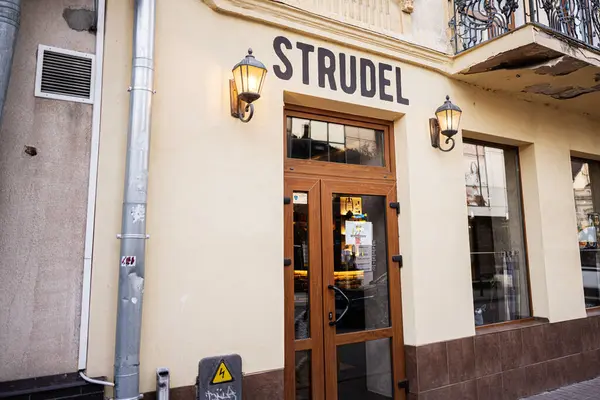 Ivano-Frankivsk, Ukrayna - 29 Nisan 2025: Işıklı ve ahşap dizaynlı Strudel büyüleyici fırının dışı.