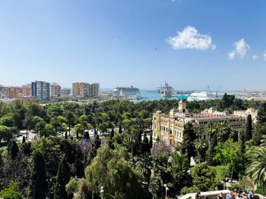 Malaga, İspanya - 02 Mayıs 2025 Malaga 'nın canlı bir şehir manzarası sergilenen binalar, liman ve yemyeşil alanlar.