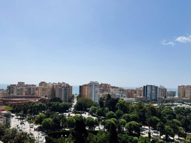 Malaga, İspanya - 02 Mayıs 2025: Malaga İspanya 'da güneşli bir günde binalar, yeşillikler ve Akdeniz kıyıları sergileniyor