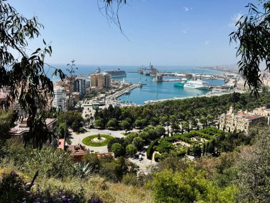 Malaga, İspanya - 02 Mayıs 2025: Limanı, bahçeleri ve canlı kıyı şeridini gösteren Malaga, İspanya manzarası.