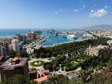 Malaga, İspanya - 02 Mayıs 2025: Malaga limanının panoramik manzarası kentsel manzara, yeşil parklar ve uzak dağlar
