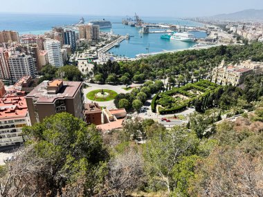 Malaga, İspanya - 02 Mayıs 2025: Malaga, İspanya 'nın liman, şehir mimarisi ve yeşillik manzarası.