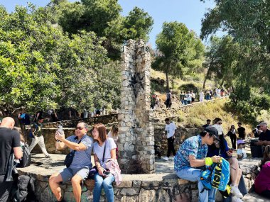 Malaga, İspanya - 02 Mayıs 2025: İspanya 'nın Malaga kentinde turistlerin güneşli bir günün keyfini çıkardıkları açık hava manzarası.
