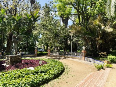 Malaga, İspanya - 02 Mayıs 2025: İspanya 'nın Malaga şehrinde heykeli ve canlı bitki yaşamı olan güzel bir bahçe