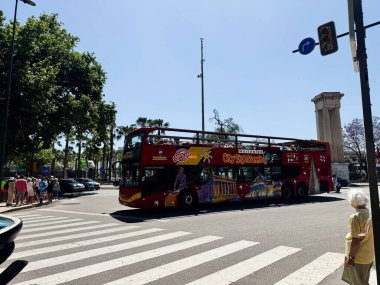 Malaga, İspanya - 02 Mayıs 2025: Güneşli bir günde Malaga, İspanya 'da bir şehir caddesinde turistik çift katlı otobüs