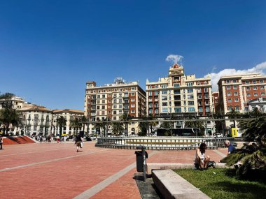 Malaga, İspanya - 02 Mayıs 2025: Malaga kentsel mimari ve Plaza de la Marina Meydanı, halkın yer aldığı açık hava