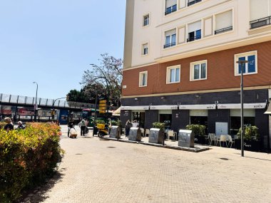Malaga, İspanya - 02 Mayıs 2025 Malaga, İspanya 'da güneşli bir gün bir kafe ve yayalarla sokak manzarası sergiliyor.