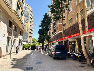 Malaga, İspanya - 02 Mayıs 2025: Canlı yayalar ve kentsel binaların yer aldığı Malaga, İspanya 'da canlı bir sokak sahnesi.