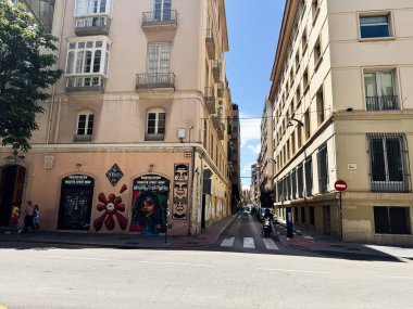 Malaga, İspanya - 02 Mayıs 2025: Mimari açıdan canlı binalar ve grafiti ile Malaga şehir merkezinde dar bir sokak.
