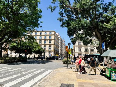 Malaga, İspanya - 02 Mayıs 2025: Malaga, İspanya 'da şehir sokak sahnesi günlük yaşam ve kent mimarisini gözler önüne seriyor