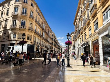 Malaga, İspanya - 02 Mayıs 2025: Malaga, İspanya 'da tarihi binalarla çevrili bir şehir caddesi kalabalık