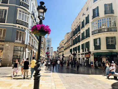 Malaga, İspanya - 02 Mayıs 2025: Malaga, İspanya 'da canlı bir Calle Bolsa sokak sahnesi, insanlar, mimari ve kentsel güzellik.