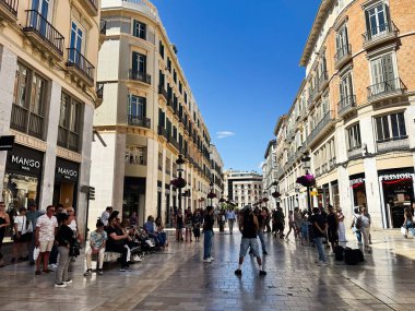 Malaga, İspanya - 02 Mayıs 2025: İnsanlar Malaga, İspanya 'da canlı bir sokakta yürüyor ve sosyalleşiyor.