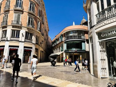 Malaga, İspanya - 02 Mayıs 2025: İspanya 'nın Malaga şehrinde modern ve klasik mimarinin yer aldığı hareketli bir alışveriş merkezi