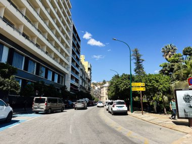 Malaga, İspanya - 02 Mayıs 2025: İspanya 'nın Malaga kentsel manzarası, güneşli bir günde modern binaları ve park halindeki arabaları gösteriyor.