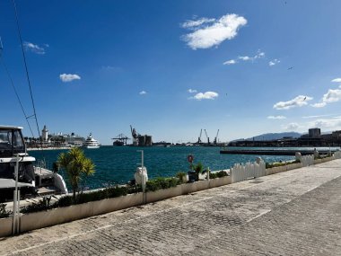 Malaga, İspanya - 02 Mayıs 2025: Huzurlu Malaga liman sahnesi açık bir gökyüzü altında yat, rıhtım ve deniz gösterimi