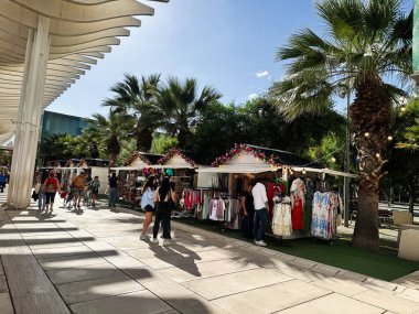 Malaga, İspanya - 02 Mayıs 2025: Malaga, İspanya 'da birden fazla standı olan açık hava pazarında güneşli bir gün