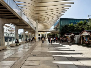 Malaga, İspanya - 02 Mayıs 2025: Malaga 'da canlı pazar, modern mimari ve kentsel manzaralı güzel güneşli bir yol