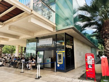 Malaga, İspanya - 02 Mayıs 2025: Malaga, İspanya 'da açık hava yemekleri olan modern bir terminal ve kafe, palmiye ağaçları.