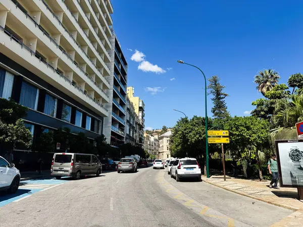 Malaga, İspanya - 02 Mayıs 2025: İspanya 'nın Malaga kentsel manzarası, güneşli bir günde modern binaları ve park halindeki arabaları gösteriyor.