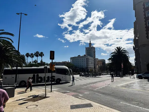 Malaga, İspanya - 02 Mayıs 2025: Malaga şehri, palmiye ağaçlarıyla sokakları, insanları ve manzaralı gökyüzünü gözler önüne seriyor