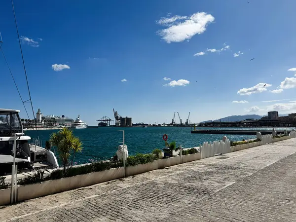 Malaga, İspanya - 02 Mayıs 2025: Huzurlu Malaga liman sahnesi açık bir gökyüzü altında yat, rıhtım ve deniz gösterimi