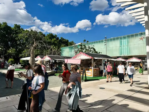 Malaga, İspanya - 02 Mayıs 2025: Malaga, İspanya 'da halkın yoğun olduğu canlı bir pazar manzarası.