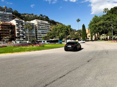 Malaga, İspanya - 02 Mayıs 2025: Şehir merkezi trafiği ve park manzarası İspanya 'nın Malaga kentinde gün ışığında yakalandı.