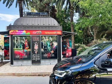 Malaga, İspanya - 02 Mayıs 2025: Malaga, İspanya 'da İspanyol kültürel performans sanatının vurgulandığı geleneksel flamenko şov posterleri.