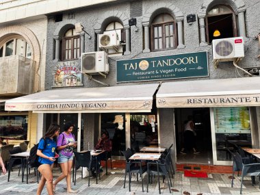 Malaga, İspanya - 02 Mayıs 2025: Malaga 'da bir vejetaryen Hint restoranı olan Taj Tandoori' nin dış mekanı..