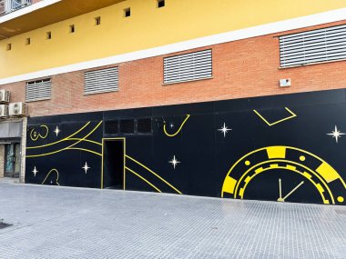 Malaga, İspanya - 2 Mayıs 2025: Malaga, İspanya 'da sarı saati ve yıldızları olan modern kumarhane siyah duvarı