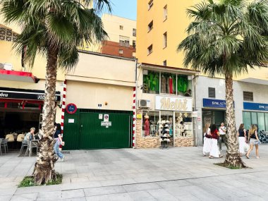 Malaga, İspanya - 02 Mayıs 2025: Malaga, İspanya 'da insan ve binaların bulunduğu bir alışveriş caddesinin açık şehir manzarası