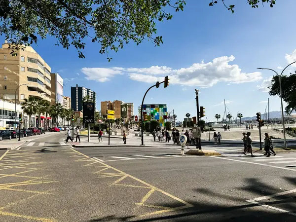 Malaga, İspanya - 02 Mayıs 2025: Malaga, İspanya 'da yayalar, binalar ve güneşli bir atmosferin yer aldığı şehir manzarası.