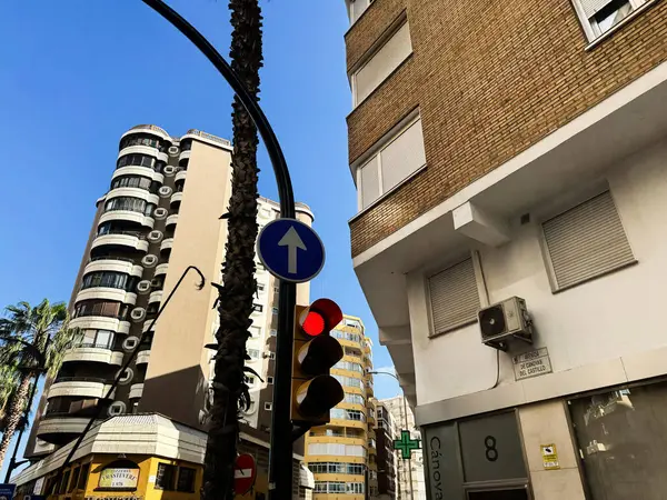 Malaga, İspanya - 02 Mayıs 2025: Malaga, İspanya 'da binalar, trafik işaretleri ve mavi gökyüzünün yer aldığı bir şehir manzarası.