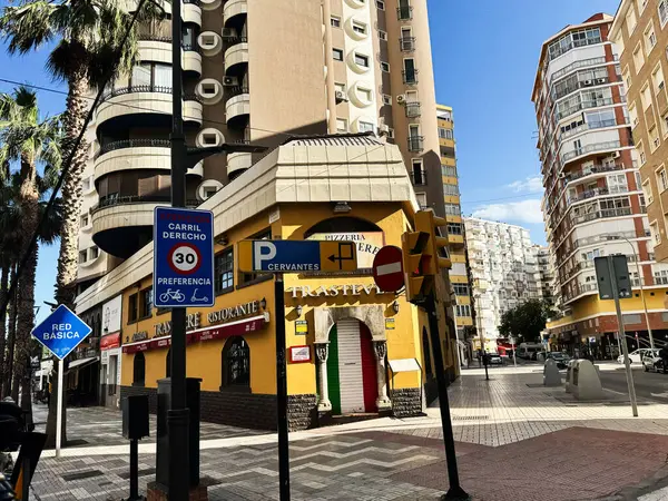 Malaga, İspanya - 02 Mayıs 2025: Malaga, İspanya 'da sokak manzarası, modern mimari ve çeşitli tabelalar görünür