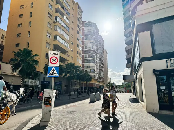 Malaga, İspanya - 02 Mayıs 2025: Güneşli bir yaz gününde yayalarla dolu hareketli bir Malaga şehri caddesi